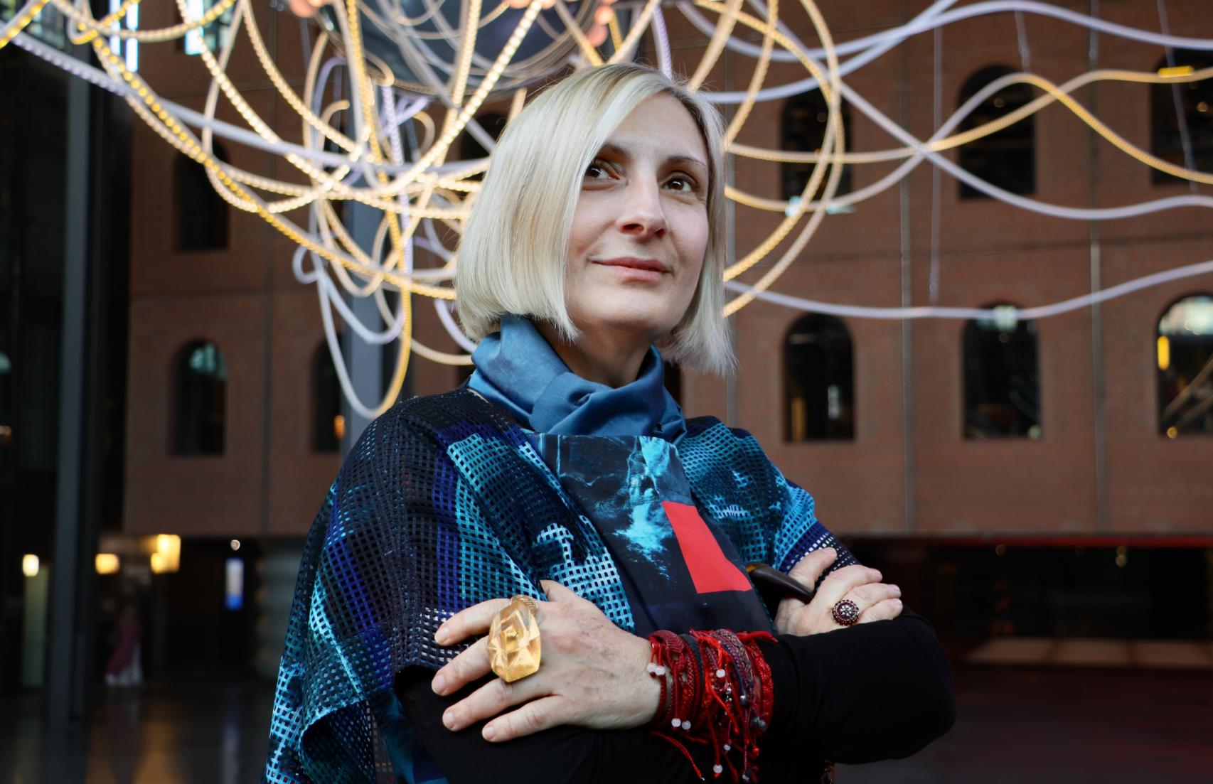 La artista, con su obra