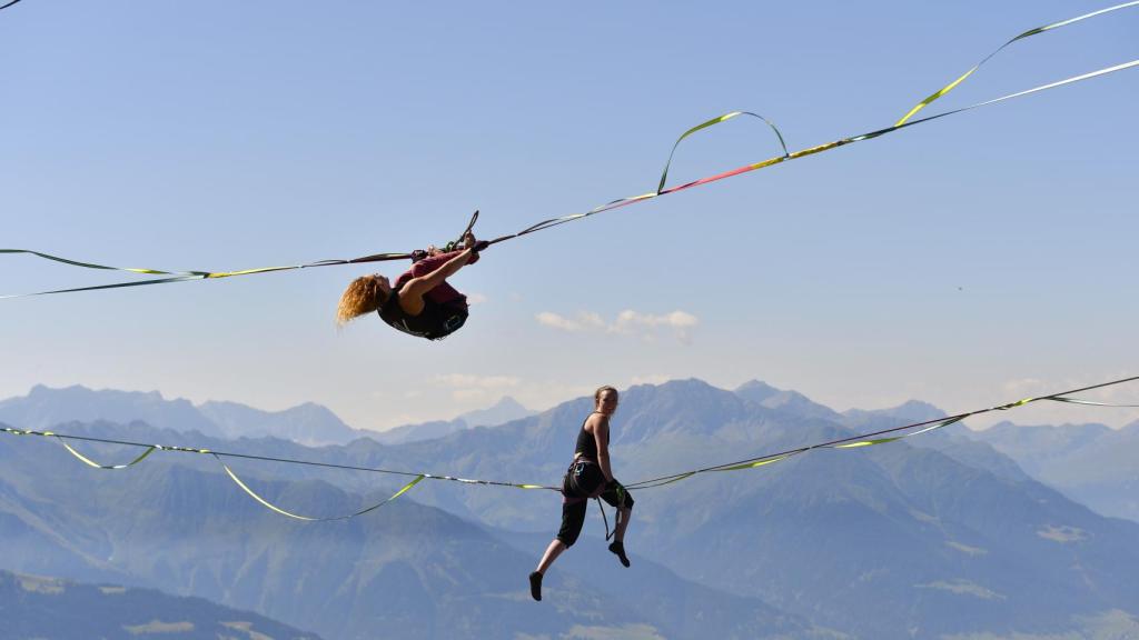 Dos acróbatas de Slackline hacen uno de sus trucos durante el campeonato del mundo de 2022.