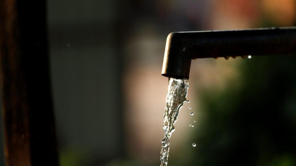 Agua potable de grifo.