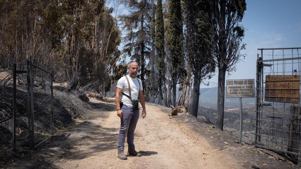 Carlos, frente a su coto de caza quemado.