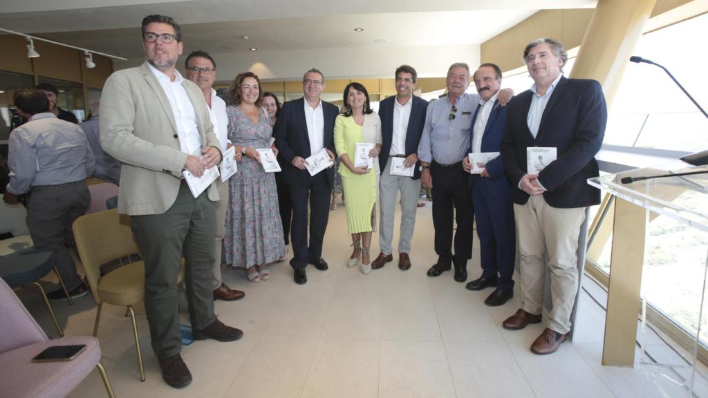 El arquitecto Roberto Pérez Guerras (Martín Sanz y Carlos Mazón) en la presentación de su biografía en el InTempo de Benidorm