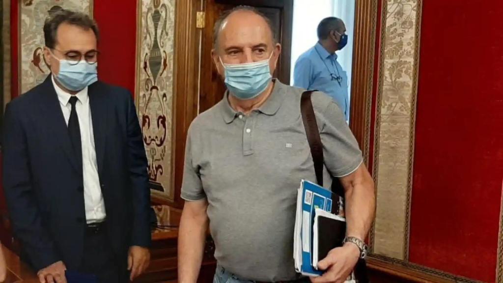 Francesc Sanguino y el secretario general local, Miguel Millana, antes de un pleno.