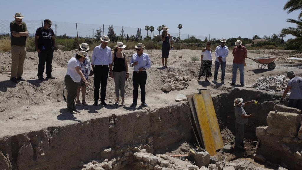 Amparo Navarro y Carlos González en el yacimiento de L'Alcudia.
