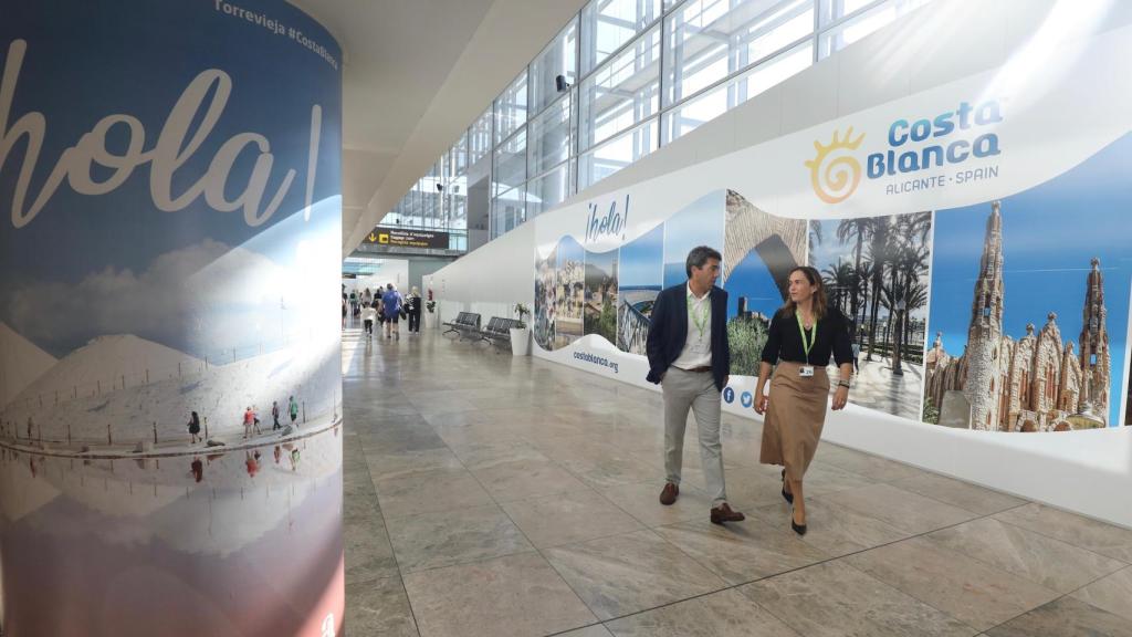 El presidente de la Diputación, Carlos Mazón, en el aeropuerto.