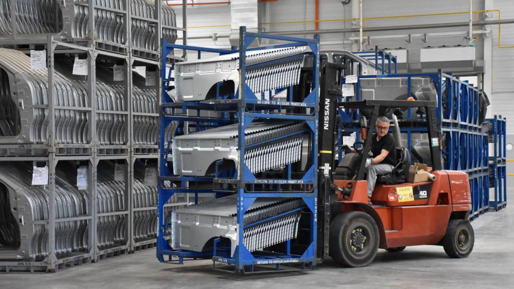 Un operario trabaja en la fábrica de Nissan en Ávila