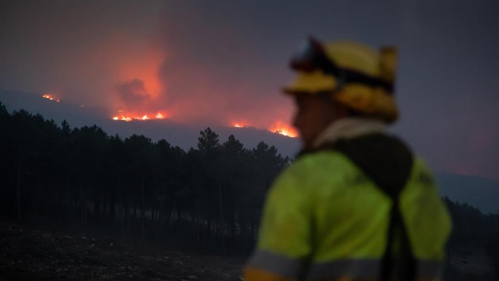 Imagen de archivo de un brigadista de extinción de incendios forestales.