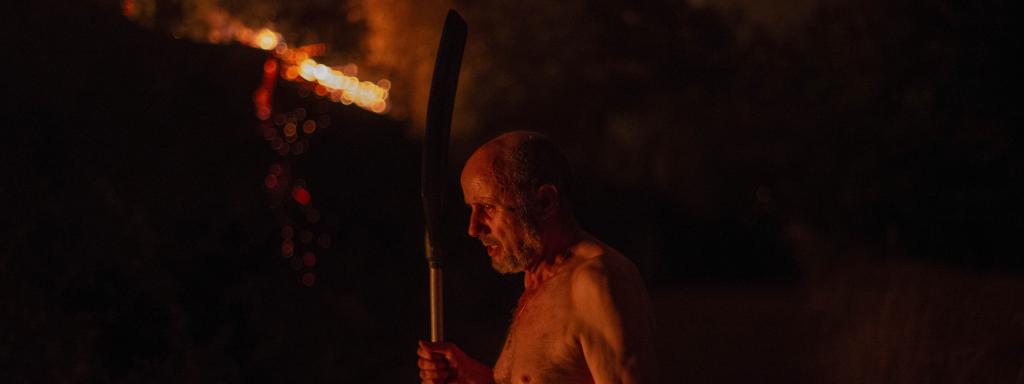 Un hombre observa el fuego del incendio forestal de O Barco de Valdeorras, Galicia.