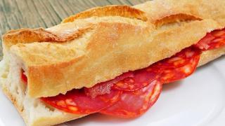Un bocadillo de chorizo.