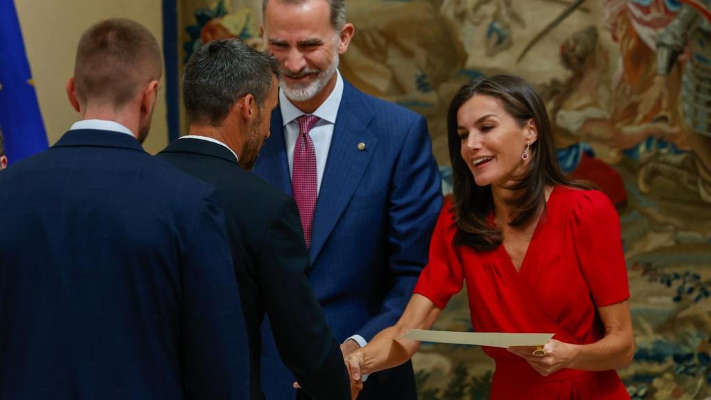 Letizia ha completado sus 'look' con los pendientes de rubíes que tanto le gustan.