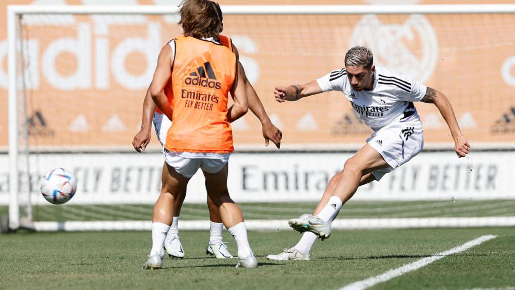 Fede Valverde dispara con su pierna izquierda.