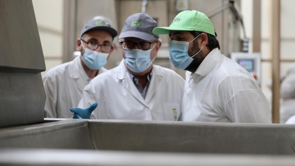 Paco Núñez, este lunes en Valdepeñas, (Ciudad Real), en su visita a la empresa Gruart La Mancha