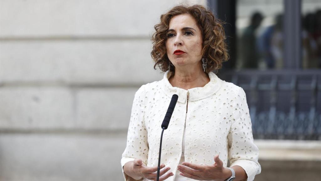 La ministra de Hacienda, María Jesús Montero, hace declaraciones a las puertas del Congreso tras la primera sesión del debate sobre el estado de la nación, el pasado martes en el Congreso.
