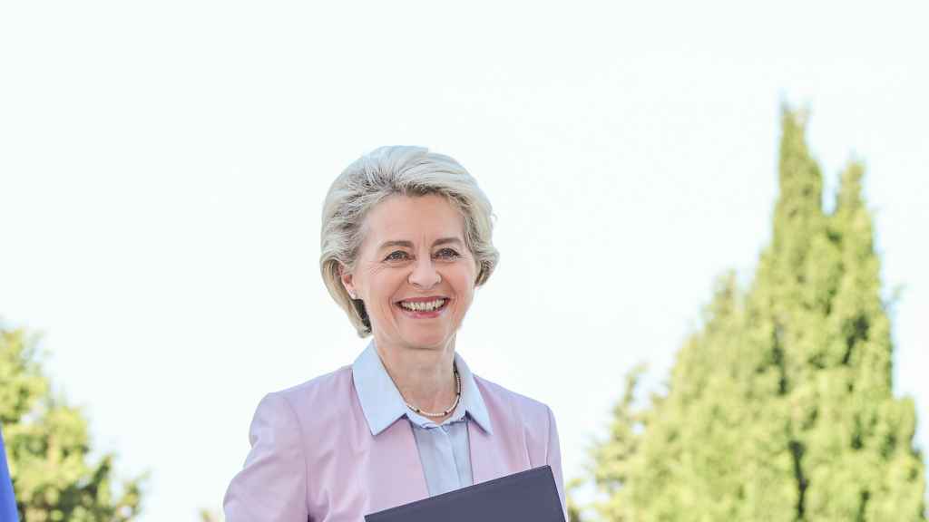 Ursula von der Leyen y el presidente de Azerbaiyán, Ilham Aliyev, durante la firma del acuerdo de gas de este lunes