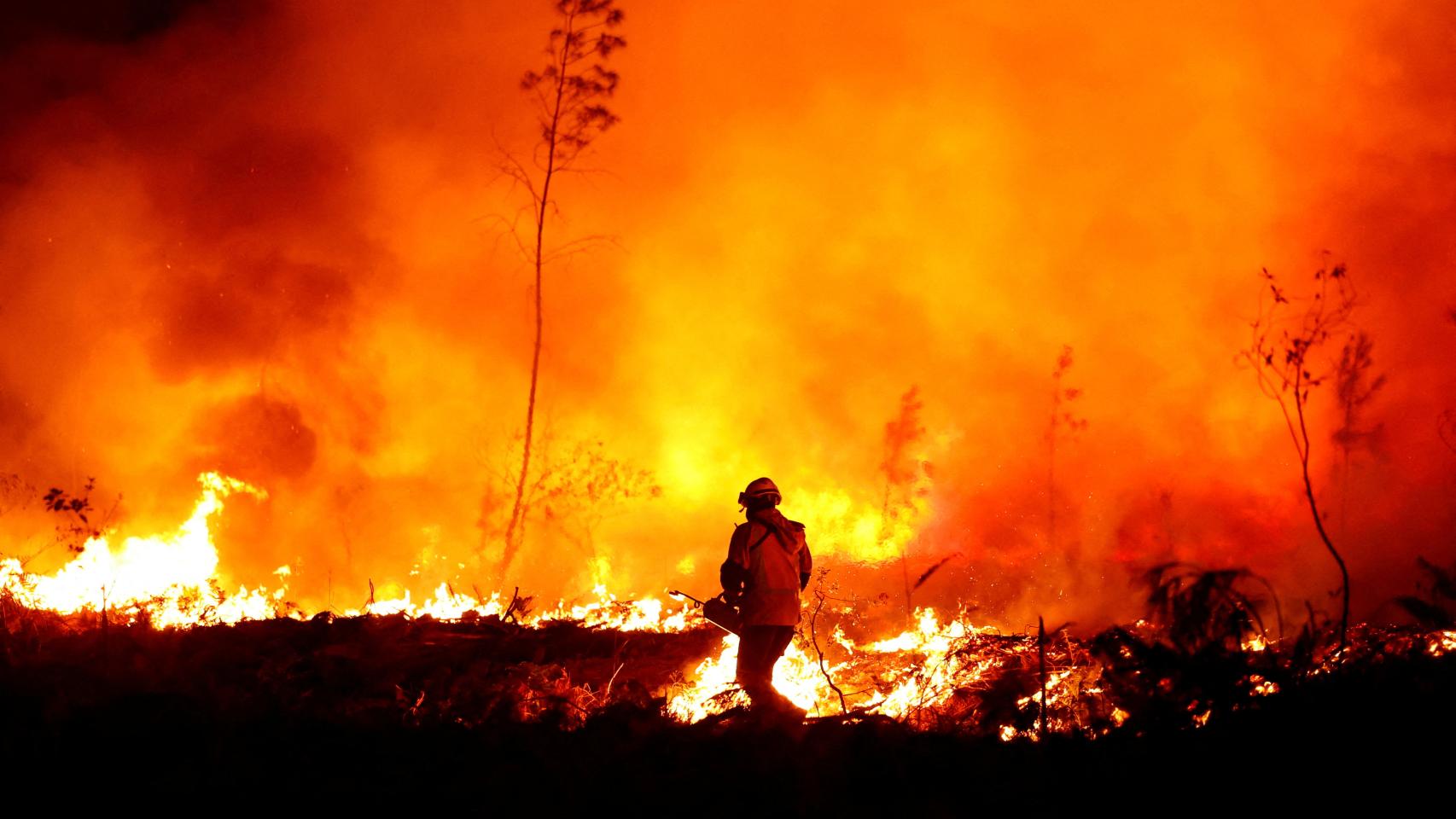 Un bombero hace frente al fuego en la región francesa de Gironde. (Archivo)