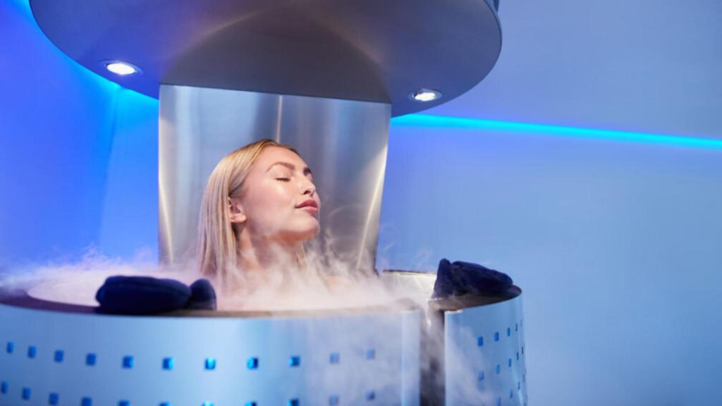 Una mujer en una cápsula de crioterapia