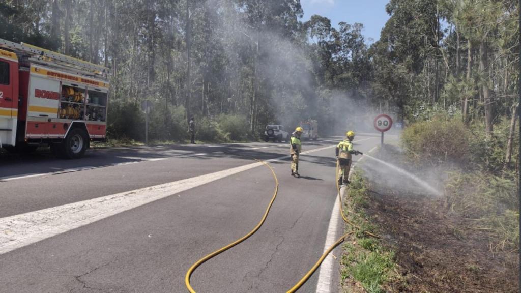Incendio en la carretera AC-305 en la parroquia de Burés, Rianxo (A Coruña)