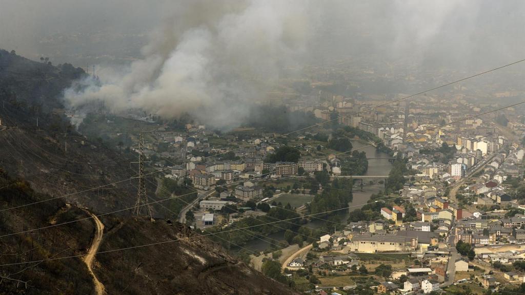 Vista del incendio en el municipio gallego de O Barco de Valdeorras, a 18 de julio de 2022.