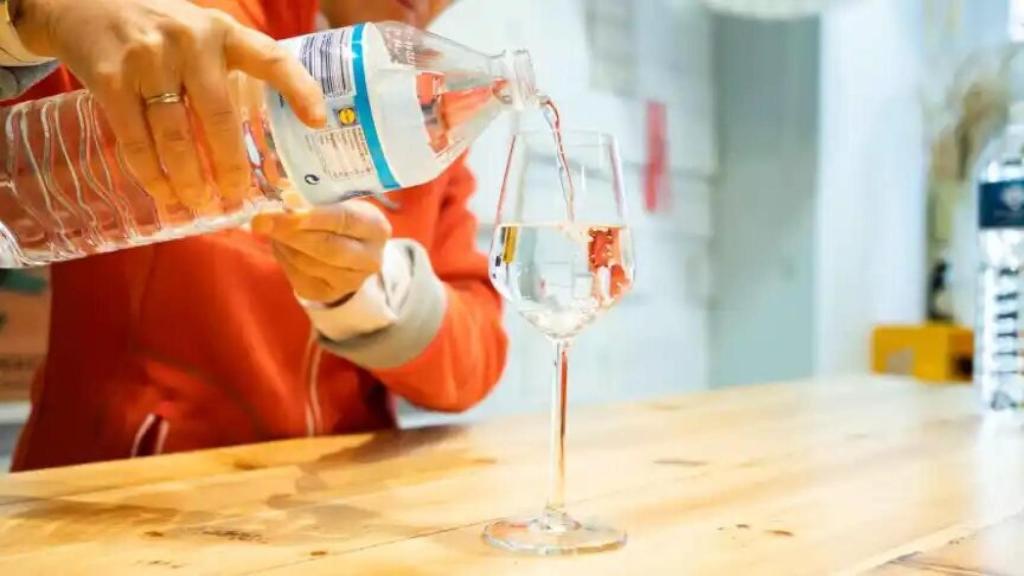 La experta Mar Luna echando agua en la copa.