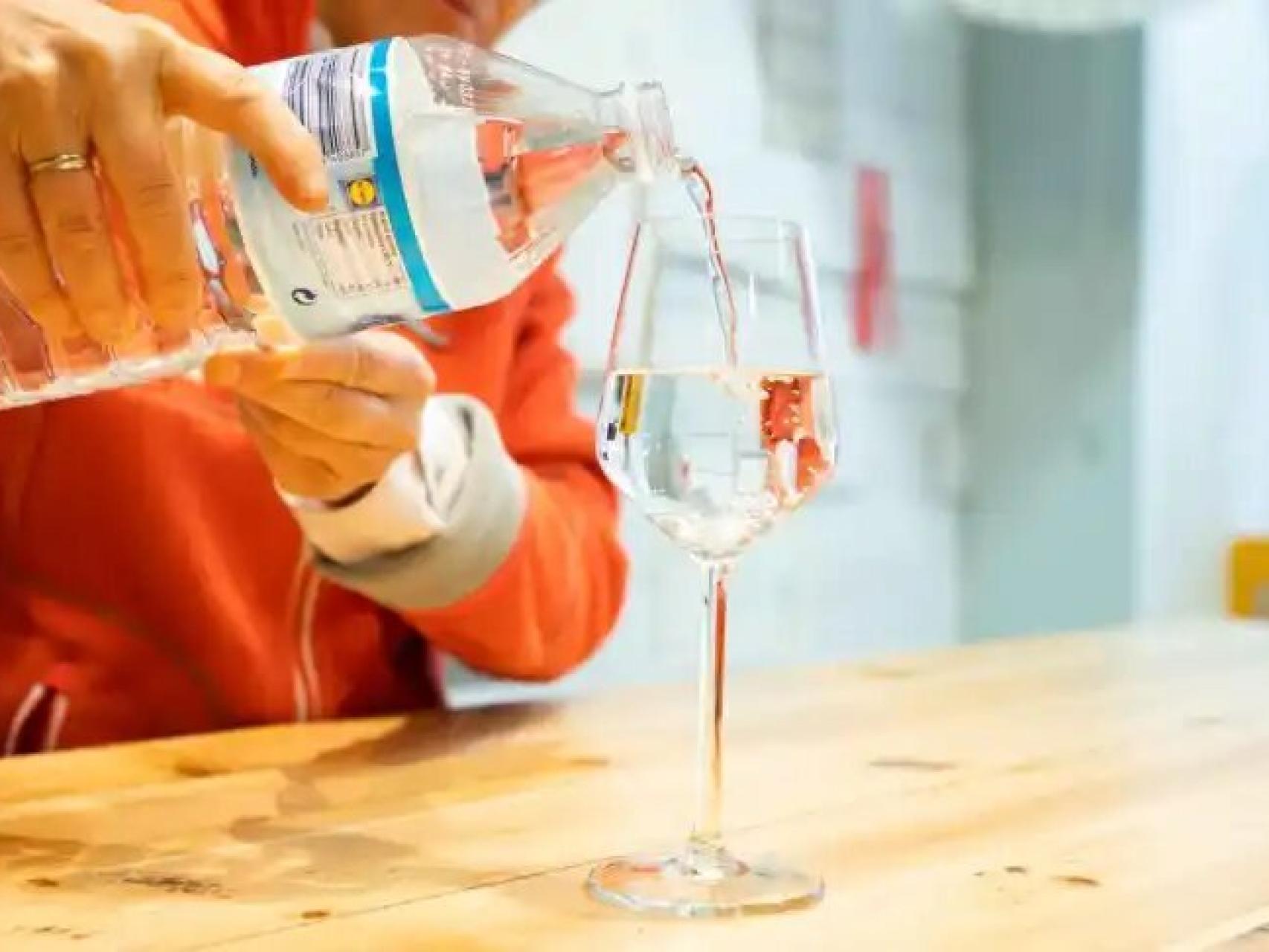 Toda la verdad sobre el agua embotellada: dónde emanan y cuáles son las  mejores según los expertos