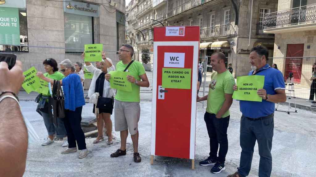Varios vecinos de Teis piden al alcalde baños en la ETEA durante una visita a las obras de la Puerta del Sol.