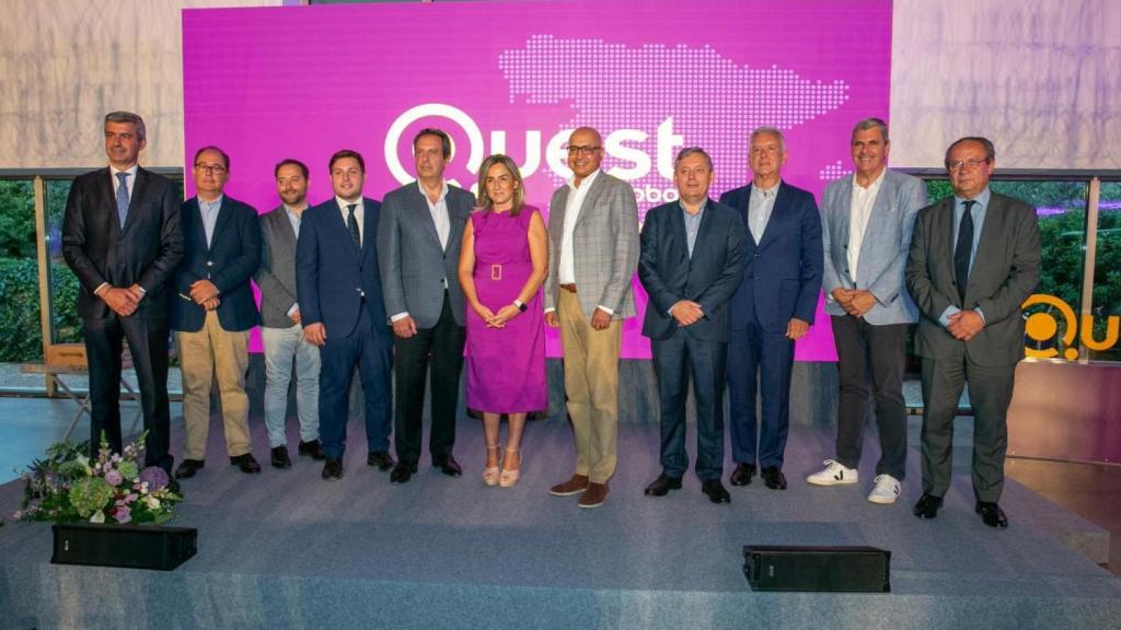 Foto de familia en Toledo en el Premio al ‘Apoyo Institucional’ de la multinacional ‘Quest Global’