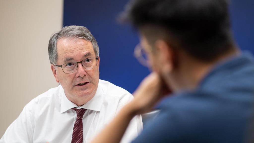 El embajador Nicolás Pascual de la Parte en la redacción de El Español