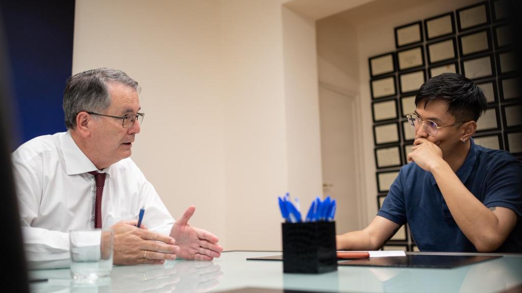 El embajador durante la entrevista