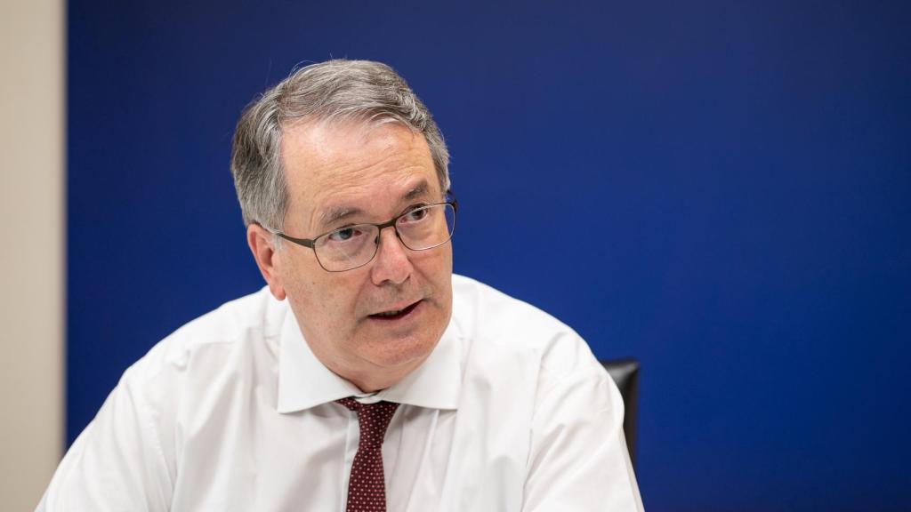 Nicolás Pascual de la Parte atendiendo a El Español