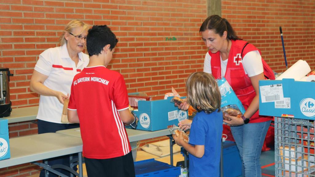 Cruz Roja entrega alimentos a los vecinos afectados por los incendios forestales