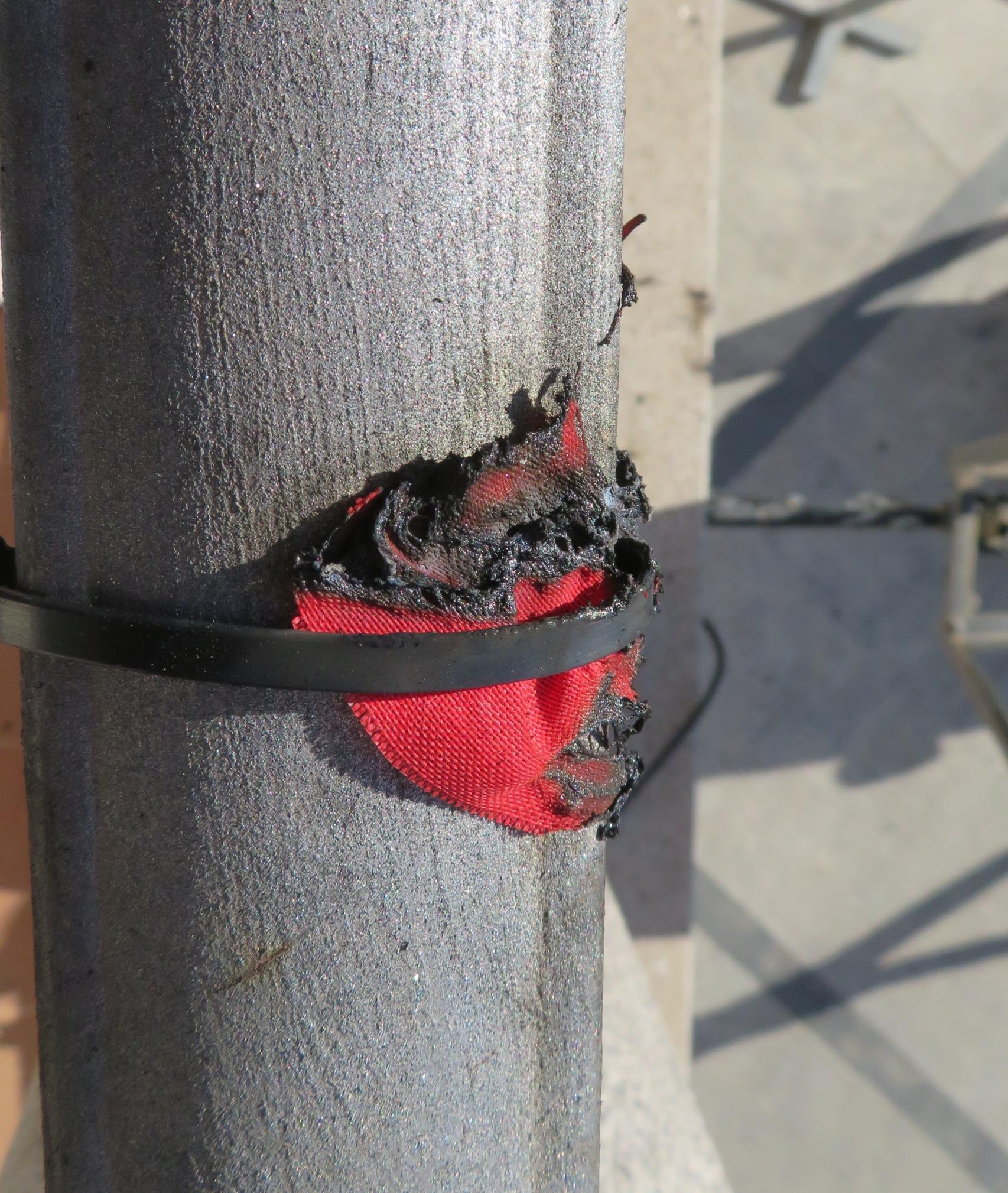Restos de la bandera quemada. Foto: Guardia Civil.