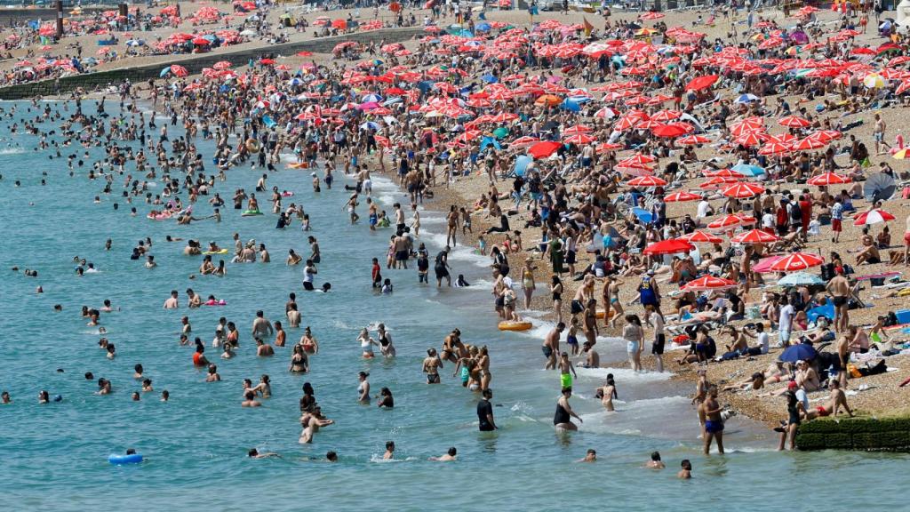 Los británicos se refrescan en las playas de Brighton.