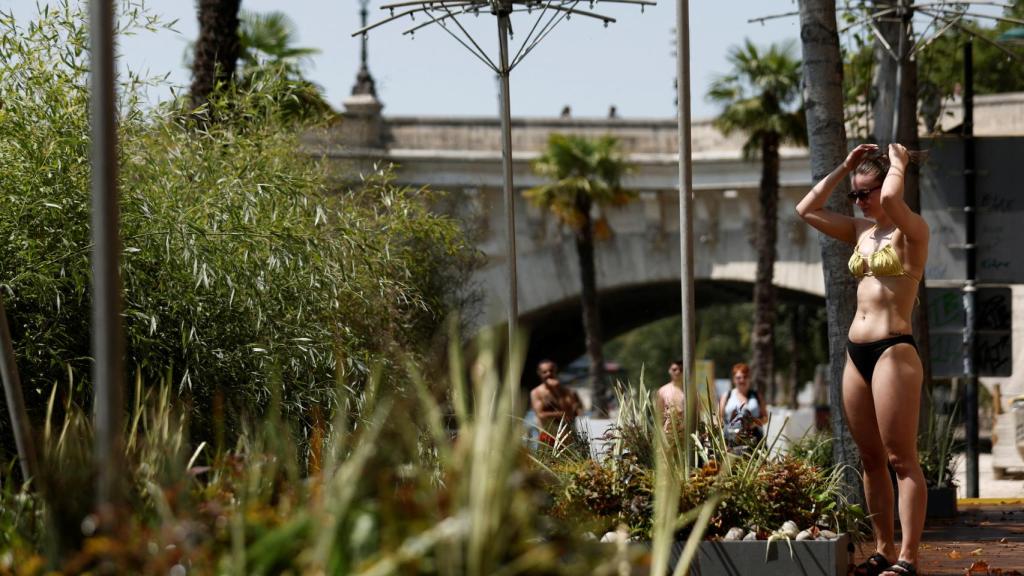 Locales y turistas intentan combatir el calor en París.