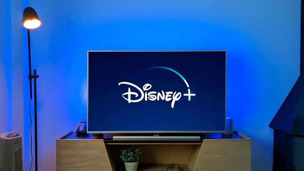 Logo de Disney+ en una pantalla de televisión.
