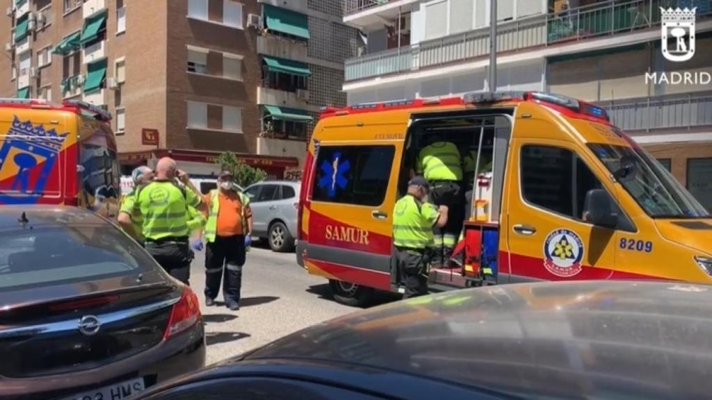 Operarios del Samur atienden a la mujer en Carabanchel.