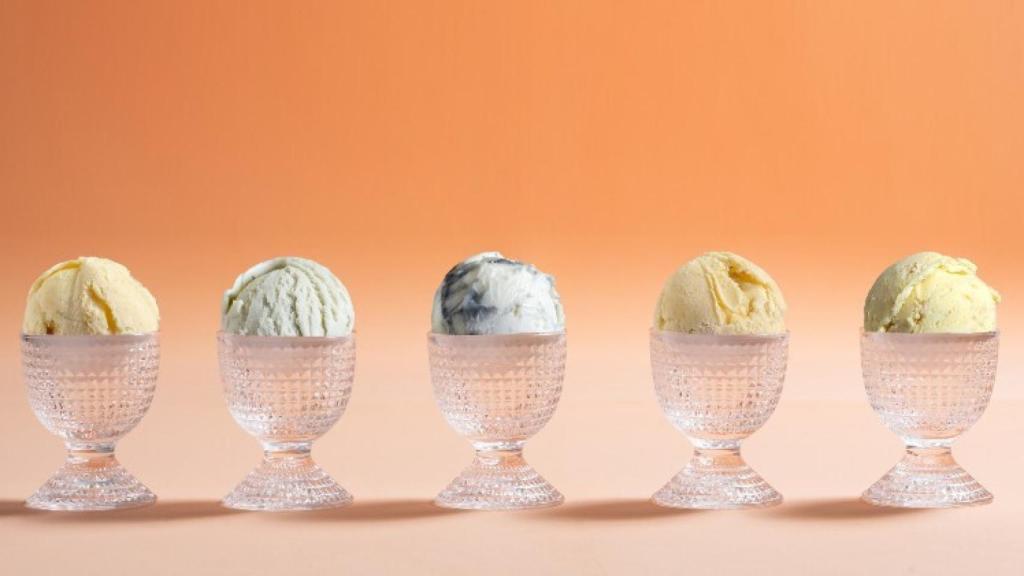 Imagen del queso helado de Olavidia (centro) junto con otros quesos helados de Formaje.