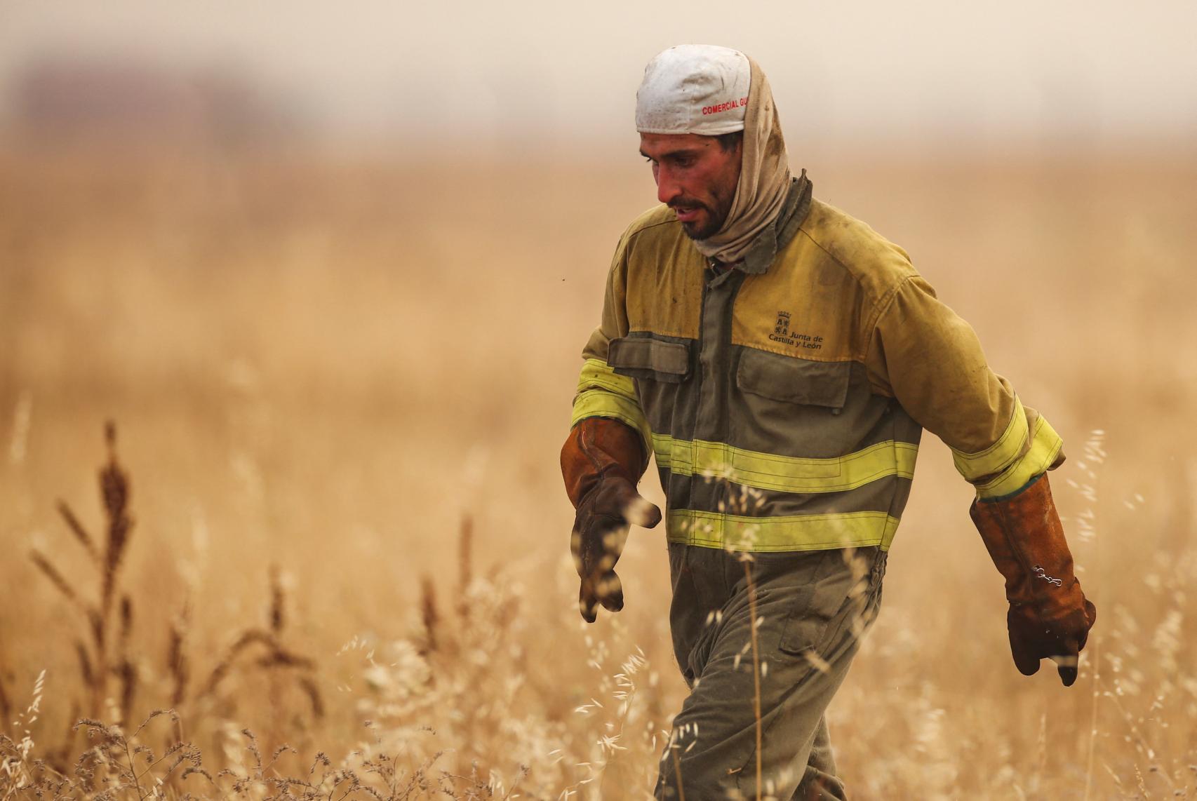 Un bombero en el incendio de Zamora, a 18 de julio de 2022.