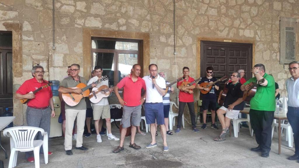 La Rondalla Tres Columnas de Ciudad Rodrigo, junto al alcalde, amenizando una tarde