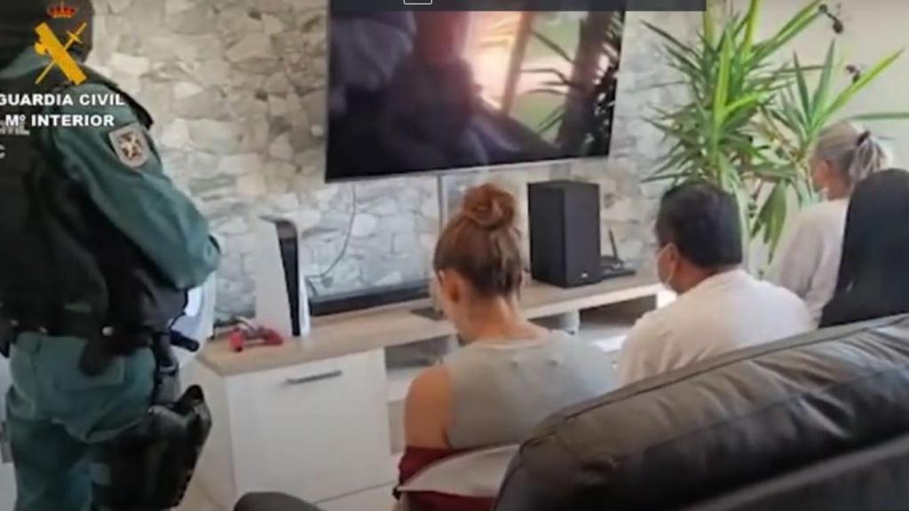 La Guardia Civil registra una de las viviendas de la banda de traficantes.