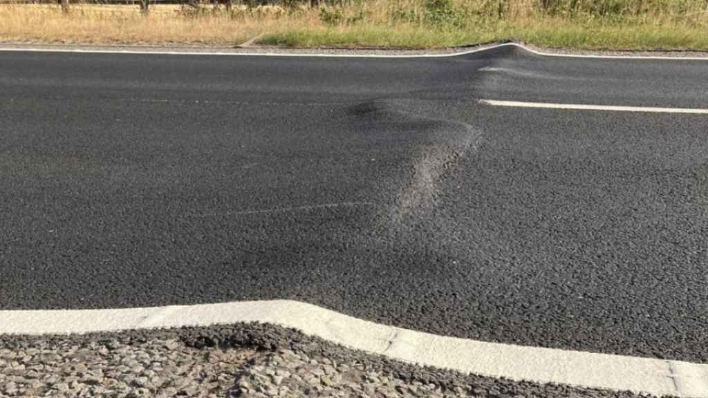 A la izquierda, el asfalto de Luton derritiéndose y, a la derecha, Ana Suárez, una gallega residente en Reino Unido.