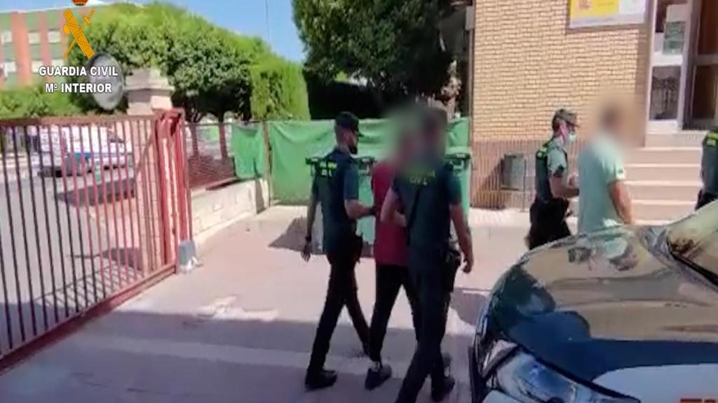 Momento de la detención, en una imagen facilitada por la Guardia Civil.