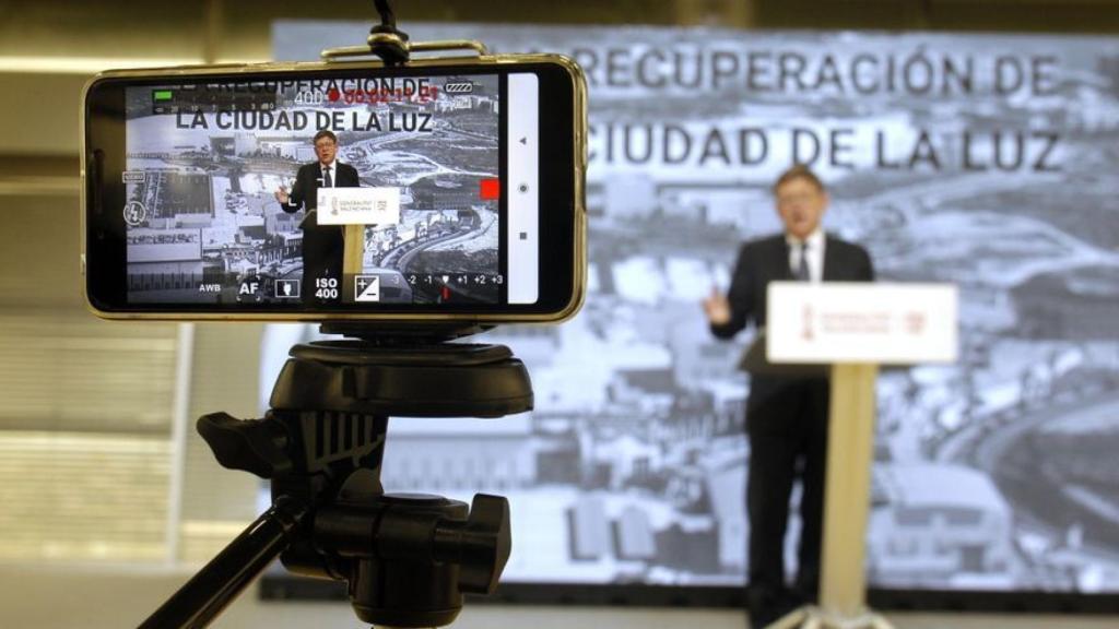 Ximo Puig, el día en el que anunció que se recuperaría la actividad cinematográfica en Ciudad de la Luz.