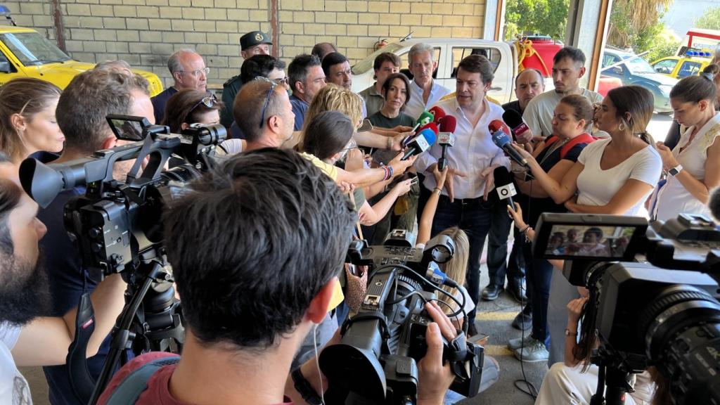 Mañueco visita el puesto de mando avanzado en el incendio de Cebreros, Ávila.