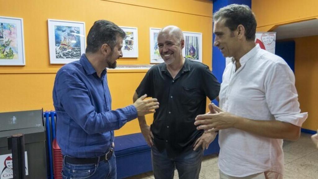 El secretario general de CCOO, Unai Sordo, junto al secretario regional, Vicente Andrés, y el secretario regional del PSOE, Luis Tudanca, antes de la conferencia en el teatro Cervantes de Valladolid