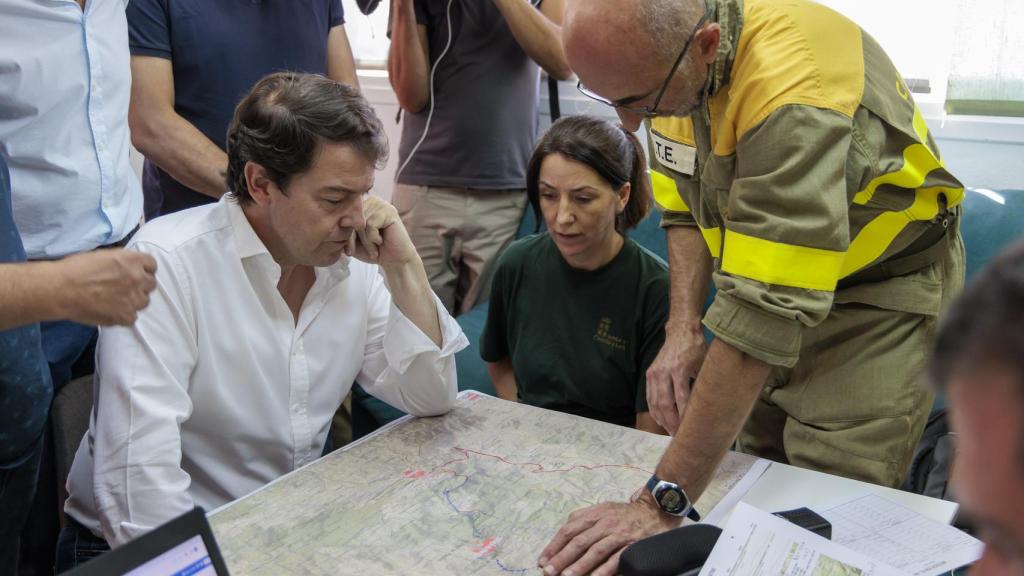 Visita de Alfonso Fernández Mañueco al puesto de mando avanzado  del incendio de Cebreros el pasado mes de julio