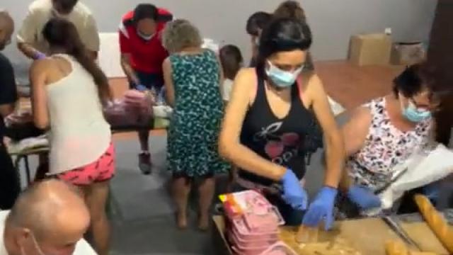 Vecinos de Herradón de Pinares haciendo bocadillos para los brigadistas