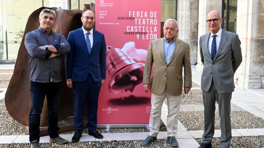 Presentación de la Feria de Teatro de CyL por el consejero de Cultura, Turismo y Deporte, Gonzalo Santonja, acompañado por el presidente de la Diputación de Salamanca, Javier Iglesias; el alcalde de Ciudad Rodrigo, Marcos Iglesias, y el director de la Feria de Teatro de Castilla y León, Manuel González.