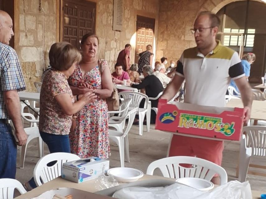 El alcalde de Ciudad Rodrigo, Marcos Iglesias, en labores de intendencia con los vecinos de Guadapero y Monsagro