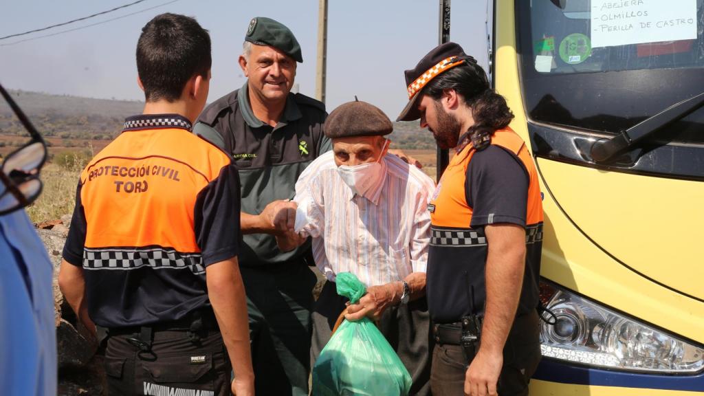 Vuelta a casa de los vecinos afectados por el incendio de Losacio