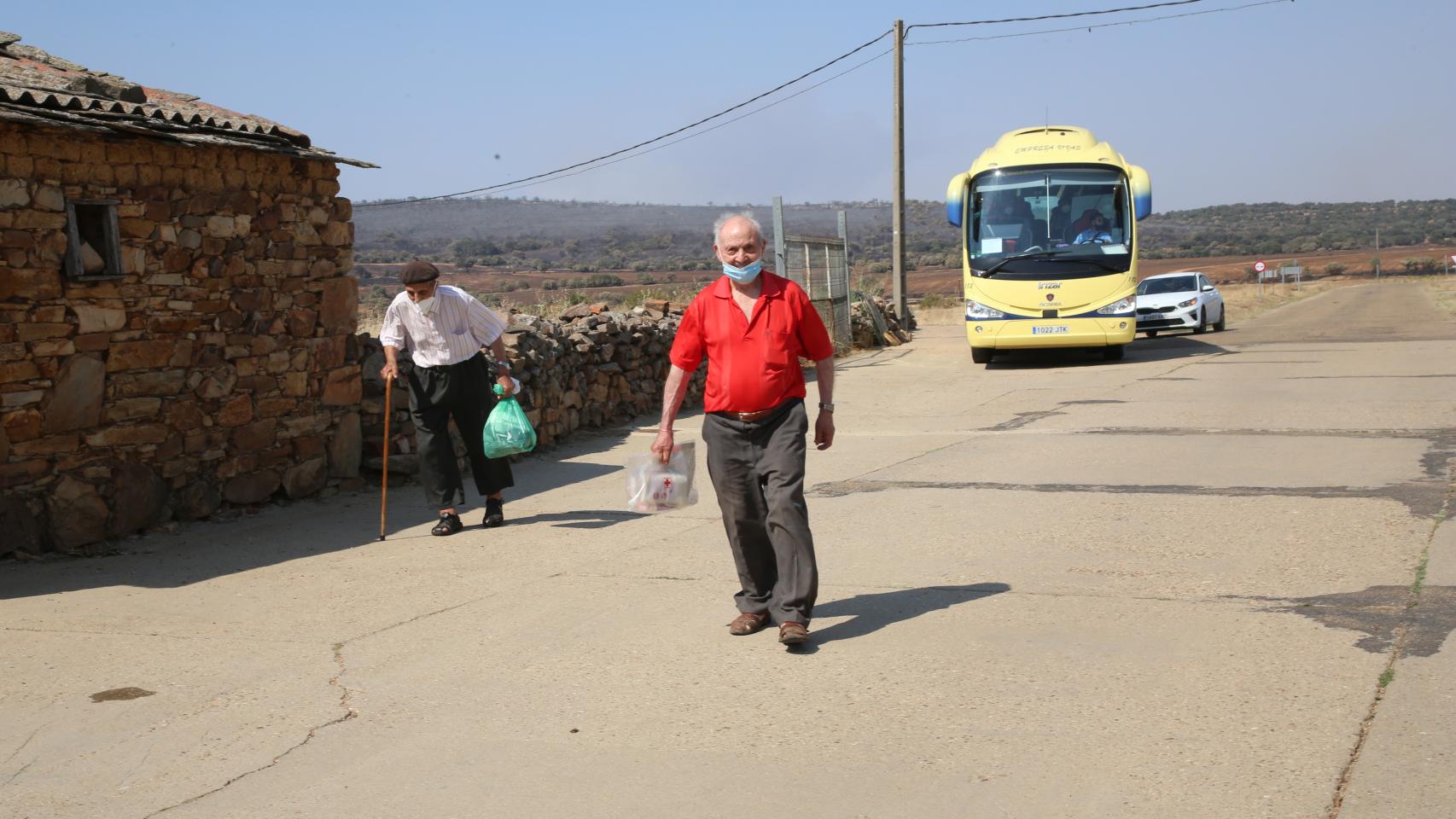 Vuelta a casa de los vecinos desalojados por el incendio de Losacio