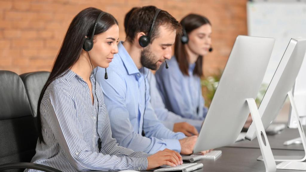 Trabajadores de un centro de contact center atendiendo las reclamaciones de los usuarios.